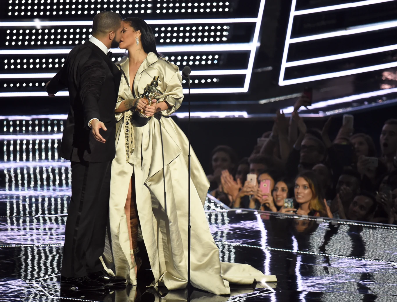 Drake i Rihanna na MTV 2016. Od tamtego czasu ich stosunki uległy ochłodzeniu Drake i Rihanna na MTV 2016. Od tamtego czasu ich stosunki uległy ochłodzeniu