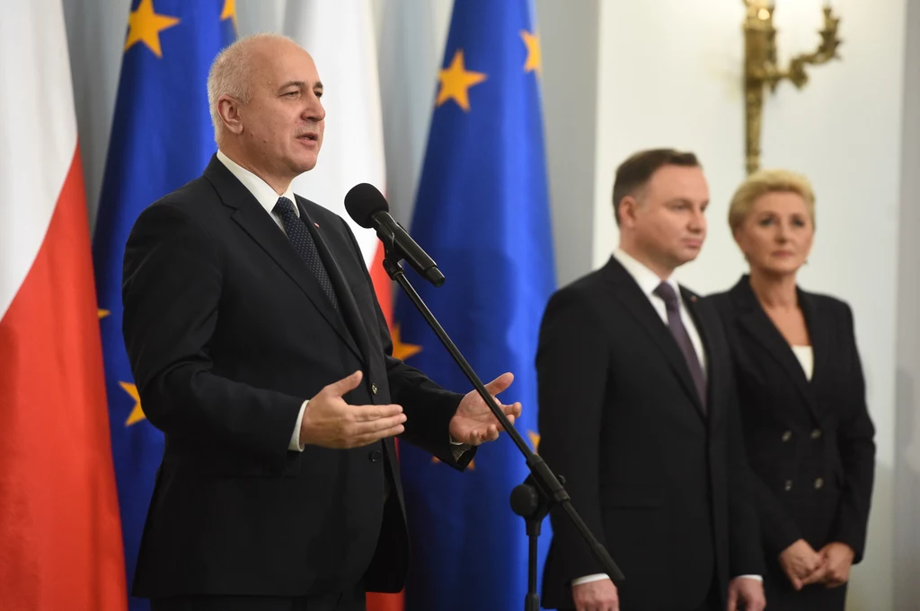 Joachim Brudziński na pierwszym planie, a w tle para prezydencka Joachim Brudziński na pierwszym planie, a w tle para prezydencka