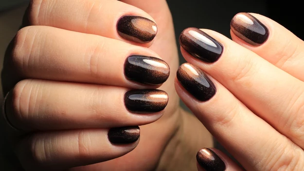 Manicure 

Mieniący się manikiur to trend tego sezonu. Modny, wielowymiarowy blask zawdzięczamy kolorowym drobinkom, którymi wzbogacone są lakiery. Brokat można też rozpylić na paznokciach świeżo pomalowanych zwykłym lakierem.
