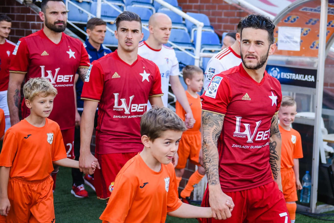 Zawodnicy Wisły Kraków. Od prawej: Pol Llonch, Carlitos, Marcin Wasilewski