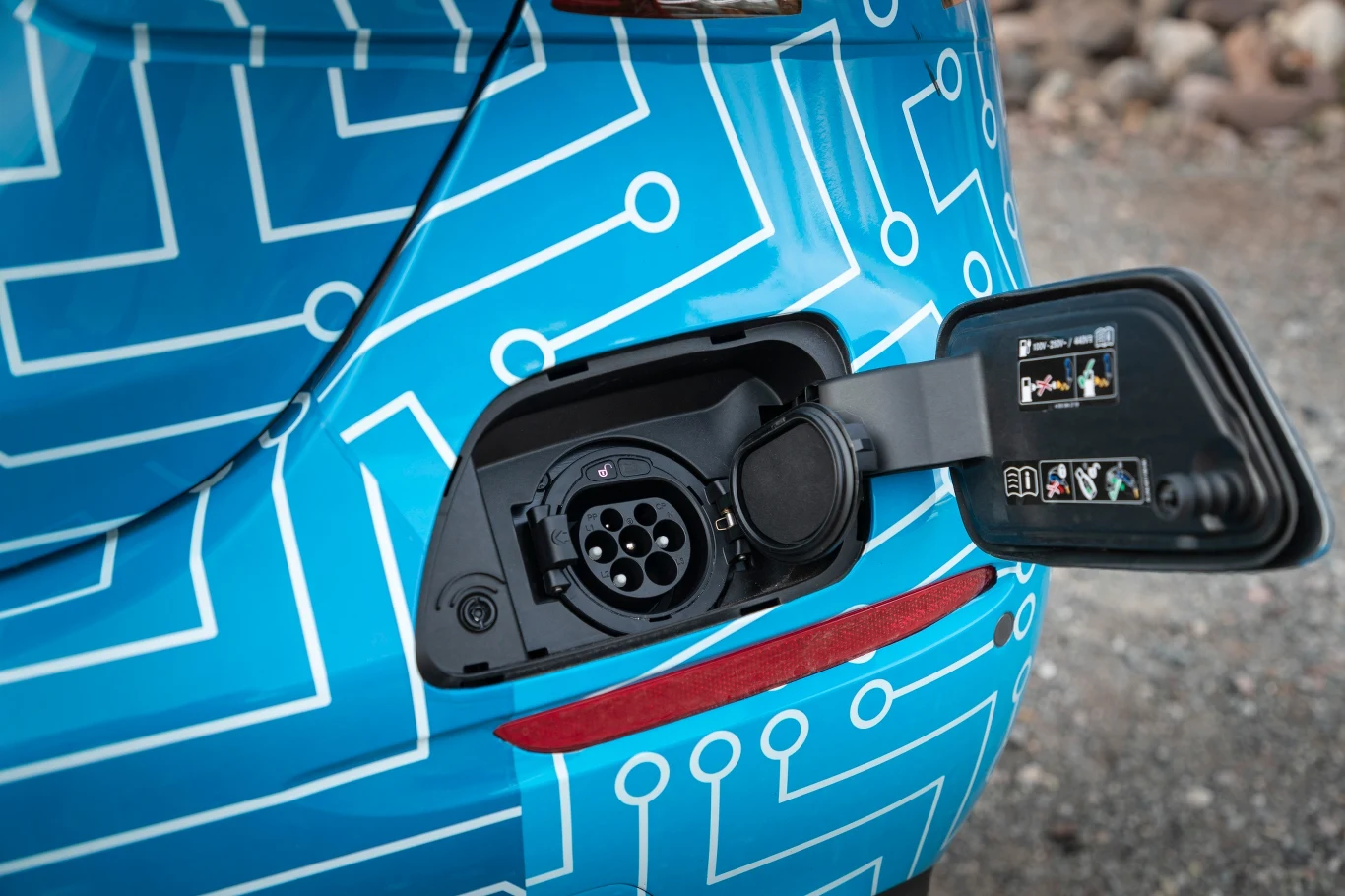 Zmiany pojawią się także pod maską. Oprócz nowych rzędowych silników w ofercie pojawi się aż siedem wersji hybrydowych plug-in. W tym także mające napęd na wszystkie koła oraz w wersji kombi.