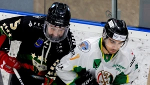 Hokeista JKH GKS Jastrzębia Dominik Paś (z prawej) i Filip Komorski z GKS Tychy