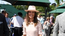 Pippa Middleton kocha kapelusze. Potrafi je łączyć z eleganckimi sukienkami. Zestaw w brzoskwiniowym odcieniu odejmuje lat. 