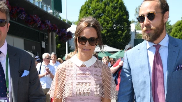 
Pippa Middleton lubi kolanowe długości. Pastele wybiera z pełną świadomością. Jasny róż? Czemu nie. Świetnie  zagrał tu czarny pas, który podkreślił talię. Kołnierzyk i zamszowe dodatki dodały kobiecości i szyku całej stylizacji. 
 