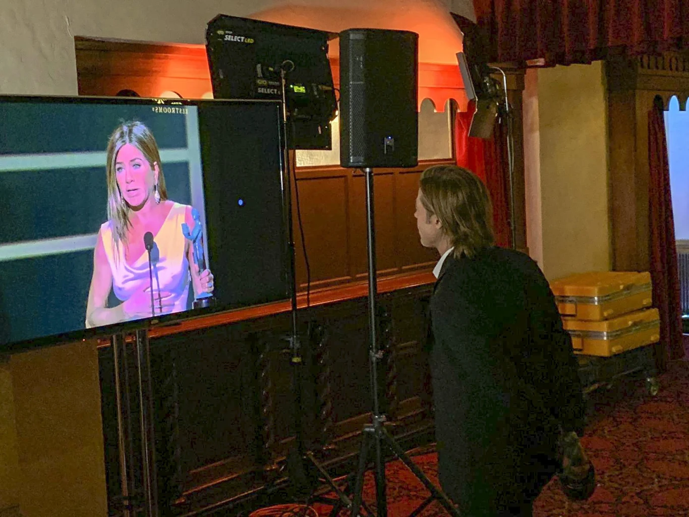 Brad Pitt słucha przemówienia Jennifer Aniston za kulisami SAG Awards. Brad Pitt słucha przemówienia Jennifer Aniston za kulisami SAG Awards.
