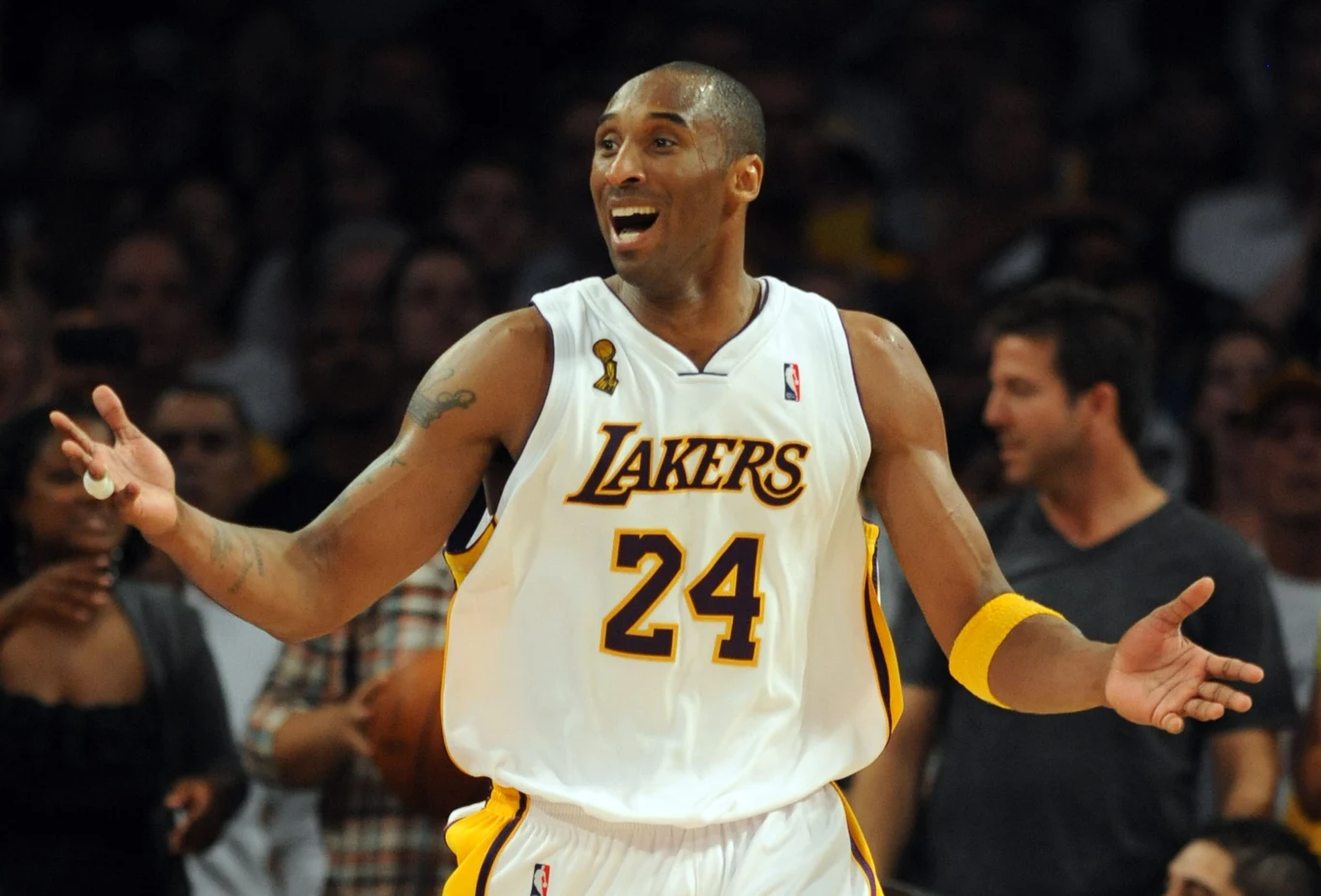 Kobe Bryant całą karierę spędził w Los Angeles Lakers. Grał tam w sumie 20 lat, od 1996 do 2016 roku, kiedy zakończył zawodowo grać w koszykówkę.