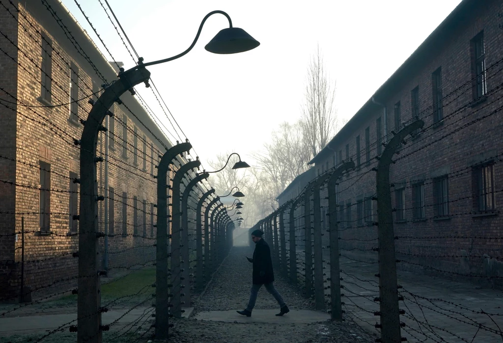 Ziemia odsłoniła przedmioty, które należały do deportowanych z całej okupowanej Europy osób, które zostały skierowane do KL Auschwitz-Birkenau.