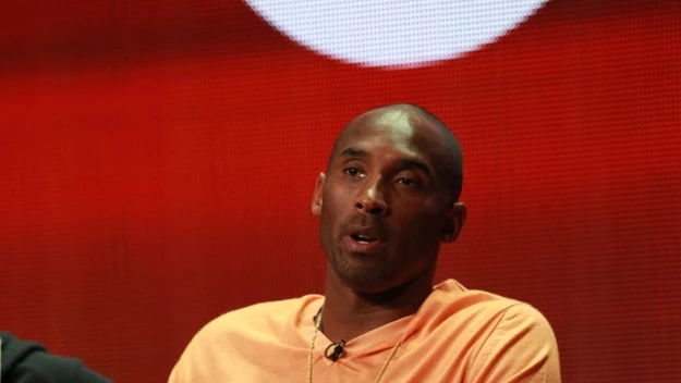 Nie trzeba być wielkim fanem koszykówki, aby znać jego nazwisko. Kobe Bryant należał do najbardziej znanych graczy NBA na świecie. Niestety, choć nic nie zapowiadało tragedii, sportowiec zginął w katastrofie lotniczej w kalifornijskim mieście Calabasas. 

Helikopter, którym sportowiec leciał razem z ośmioma innymi osobami, rozbił się. Wśród ofiar była też córka koszykarza, 13-letnia Gianna. 