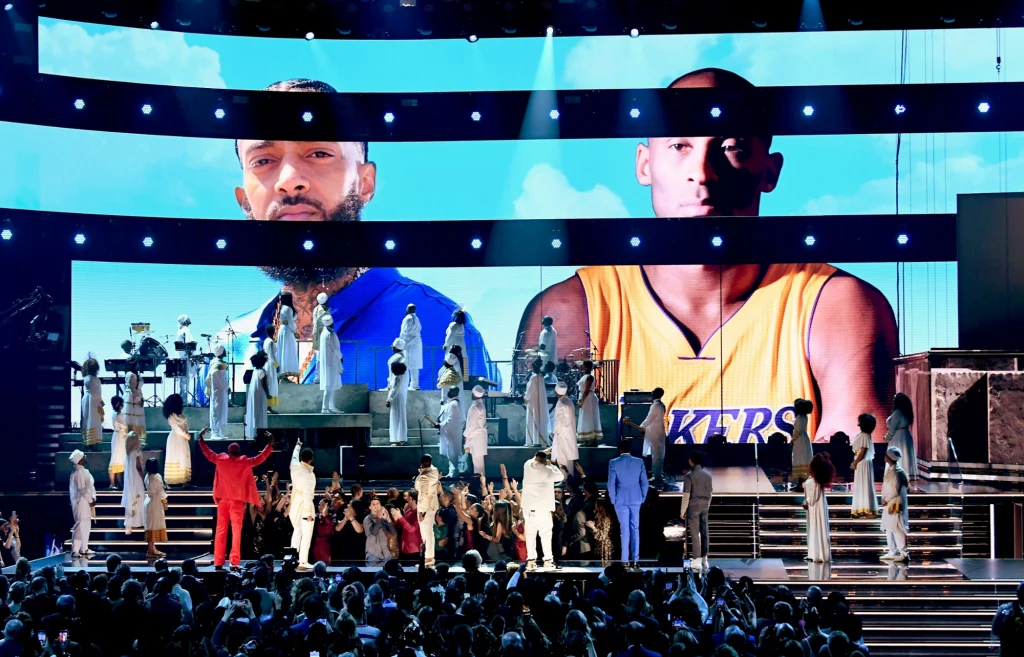 Kobe Bryanta i zamordowanego rok temu rapera Nipseya Hussle'a na gali Grammy upamiętnili John Legend i DJ Khaled, wykonując utwór "Higher" Kobe Bryanta i zamordowanego rok temu rapera Nipseya Hussle'a na gali Grammy upamiętnili John Legend i DJ Khaled, wykonując utwór "Higher"