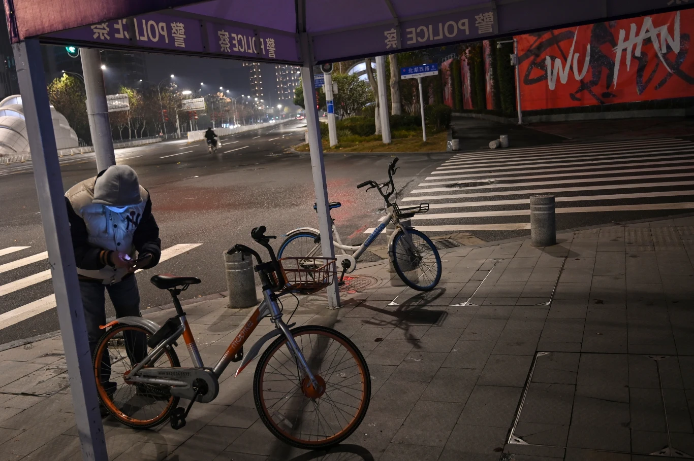 Cała prowincja Hubei objęta jest kwarantanną. Oznacza to, że do odwołania swoich miast nie może opuszczać ponad 50 mln osób. Do Wuhan skierowano prawie 2400 lekarzy i pielęgniarek. Trwa tam budowa dwóch szpitali na 2400 łóżek.