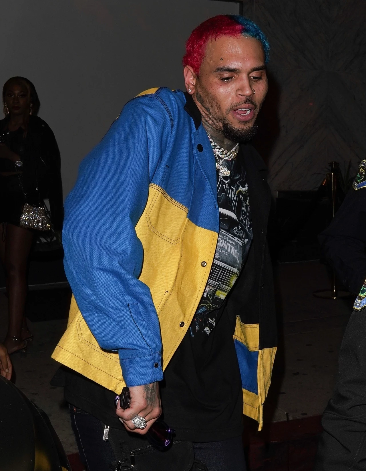 Popularny piosenkarz niedawno znów wszystkich zaskoczył. Jednak tym razem na szczęście nikogo nie pobił! Chris Brown znany jest w show-biznesie również z tego, że nie boi się odważnych metamorfoz. Kilkakrotnie zmieniał już fryzurę i sposób, w jaki się ubierał. Niedawno przeszedł jednak sam siebie, decydując się na radykalną metamorfozę. Popularny piosenkarz niedawno znów wszystkich zaskoczył. Jednak tym razem na szczęście nikogo nie pobił! Chris Brown znany jest w show-biznesie również z tego, że nie boi się odważnych metamorfoz. Kilkakrotnie zmieniał już fryzurę i sposób, w jaki się ubierał. Niedawno przeszedł jednak sam siebie, decydując się na radykalną metamorfozę.