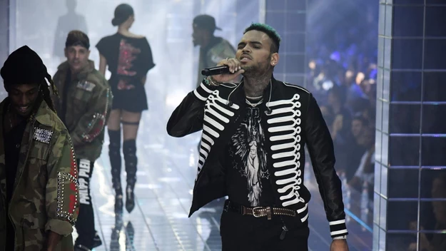 Chris Brown należy do grona tych celebrytów, o których mówi się nie tylko w kontekście ich twórczości artystycznej. Amerykański piosenkarz dobrze wie, co zrobić, aby było o nim głośno. 

Oczywiście talentu nie można mu odmówić. W końcu nie bez przyczyny już jako nastolatek został zauważony przez wytwórnie muzyczne, a jego debiutancka płyta pokryła się podwójną platyną.  

Niestety muzyk jest znany ze swojej porywczości, przez którą bardzo często pakuje się w tarapaty. Cały świat był w ogromnym szoku, kiedy okazało się, że w 2009 roku  Chris Brown pobił swoją ówczesną partnerkę - piosenkarkę Rihannę. 

Nie był to zresztą jedyny taki epizod w jego życiu. Kilka lat później niejaka Cassandra ujawniła, że piosenkarz miał dopuścić się wobec niej przemocy na jednej z imprez w Los Angeles. Jak widać, celebryta nie uczy się na błędach. 