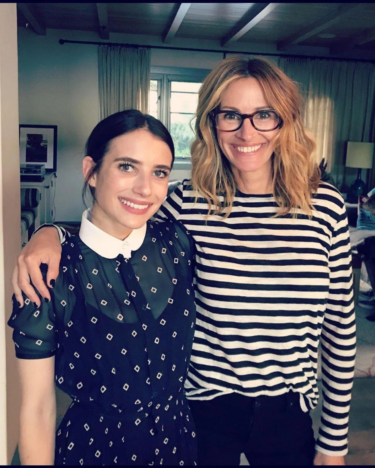 Jednak popularny ojciec Emmy Roberts to nie jedyny członek jej rodziny, który osiągnął sukces w branży filmowej. Ceniona w show-biznesie Julia Roberts to jej ciotka! Laureatka Oscara za rolę w filmie "Erin Brockovich" od najmłodszych lat wspierała swoją utalentowaną bratanicę. Obie panie dziś również pozostają ze sobą w bardzo dobrych relacjach. Jednak popularny ojciec Emmy Roberts to nie jedyny członek jej rodziny, który osiągnął sukces w branży filmowej. Ceniona w show-biznesie Julia Roberts to jej ciotka! Laureatka Oscara za rolę w filmie "Erin Brockovich" od najmłodszych lat wspierała swoją utalentowaną bratanicę. Obie panie dziś również pozostają ze sobą w bardzo dobrych relacjach.