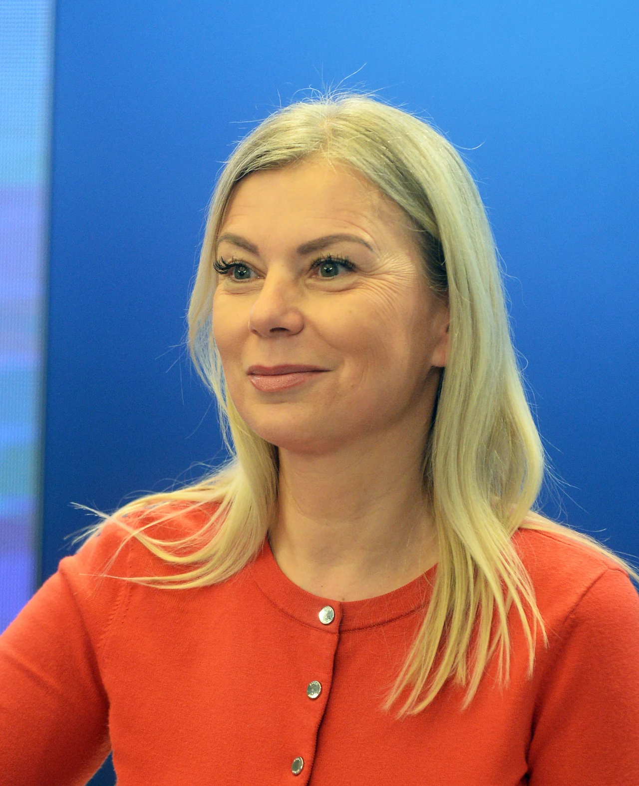 Kuzynką Anny Guzik jest Elżbieta Bieńkowska. Nie jest ona aktorką ani piosenkarką, a byłą wiceprezes Rady Ministrów. Naszą uwagę zwraca nie tylko pokrewieństwo obu pań, ale również to, jak bardzo są do siebie podobne wizualnie. Obie one mają blond włosy, podobne rysy twarzy i piękne uśmiechy. Kuzynką Anny Guzik jest Elżbieta Bieńkowska. Nie jest ona aktorką ani piosenkarką, a byłą wiceprezes Rady Ministrów. Naszą uwagę zwraca nie tylko pokrewieństwo obu pań, ale również to, jak bardzo są do siebie podobne wizualnie. Obie one mają blond włosy, podobne rysy twarzy i piękne uśmiechy.