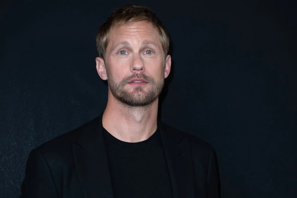 Alexander Skarsgard najczęściej jest kojarzony z serialem "Czysta krew". Aktor zagrał w nim wampira Erica Northmana i od razu podbił serca widzów na całym świecie. Później wystąpił również między innymi w "Dawcy pamięci" i "Melancholii". Od pewnego czasu przystojny blondyn próbuje również swoich jako reżyser. Film zatytułowany "Att döda ett barn" został doceniony na Festiwalu Filmowym w Odense, gdzie dwukrotnie go nagrodzono. Alexander Skarsgard najczęściej jest kojarzony z serialem "Czysta krew". Aktor zagrał w nim wampira Erica Northmana i od razu podbił serca widzów na całym świecie. Później wystąpił również między innymi w "Dawcy pamięci" i "Melancholii". Od pewnego czasu przystojny blondyn próbuje również swoich jako reżyser. Film zatytułowany "Att döda ett barn" został doceniony na Festiwalu Filmowym w Odense, gdzie dwukrotnie go nagrodzono.