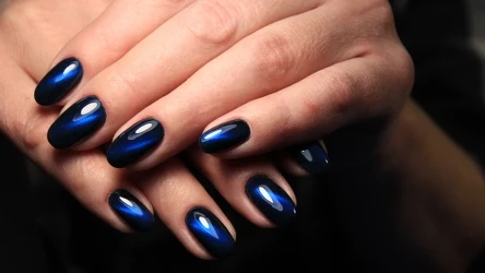 Atramentowe paznokcie to zdobienie, które zdobędzie twoje serce