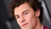 Podobnie Shawn Mendes. Idol nastolatek tamtej nocy również prezentował się nienagannie. 

Wyglądał bardzo stylowo w burgundowym garniturze od Louisa Vuitton.