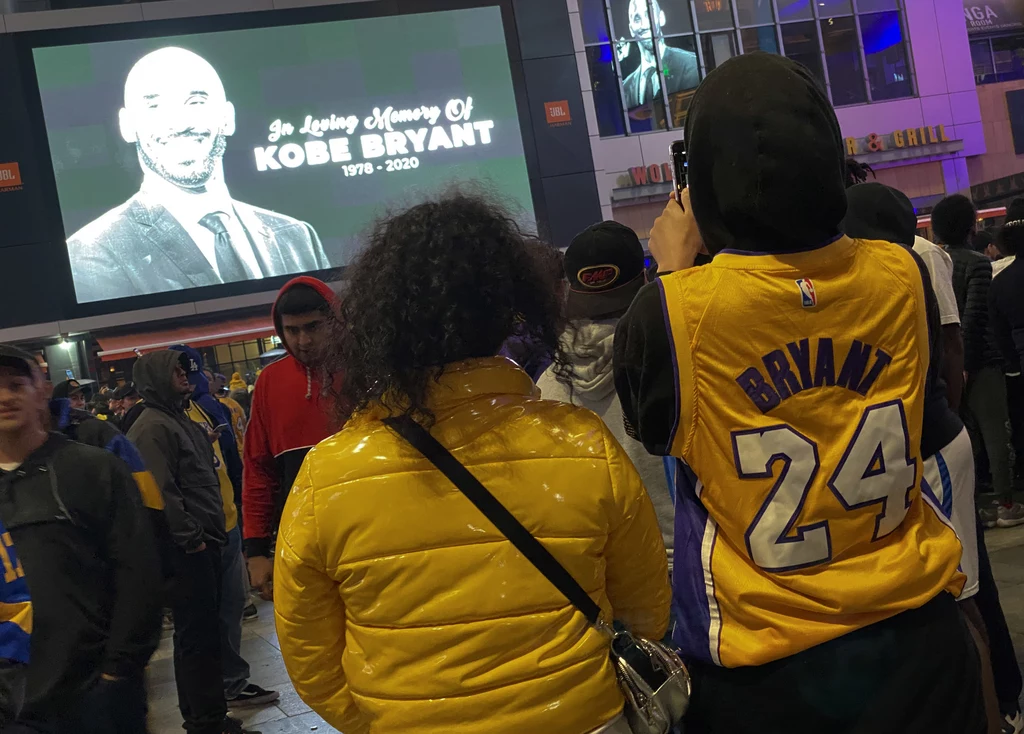 Fani Kobego Bryanta zebrani przed halą Staples Center w Los Angeles Fani Kobego Bryanta zebrani przed halą Staples Center w Los Angeles
