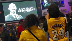 Fani Kobego Bryanta zebrani przed halą Staples Center w Los Angeles