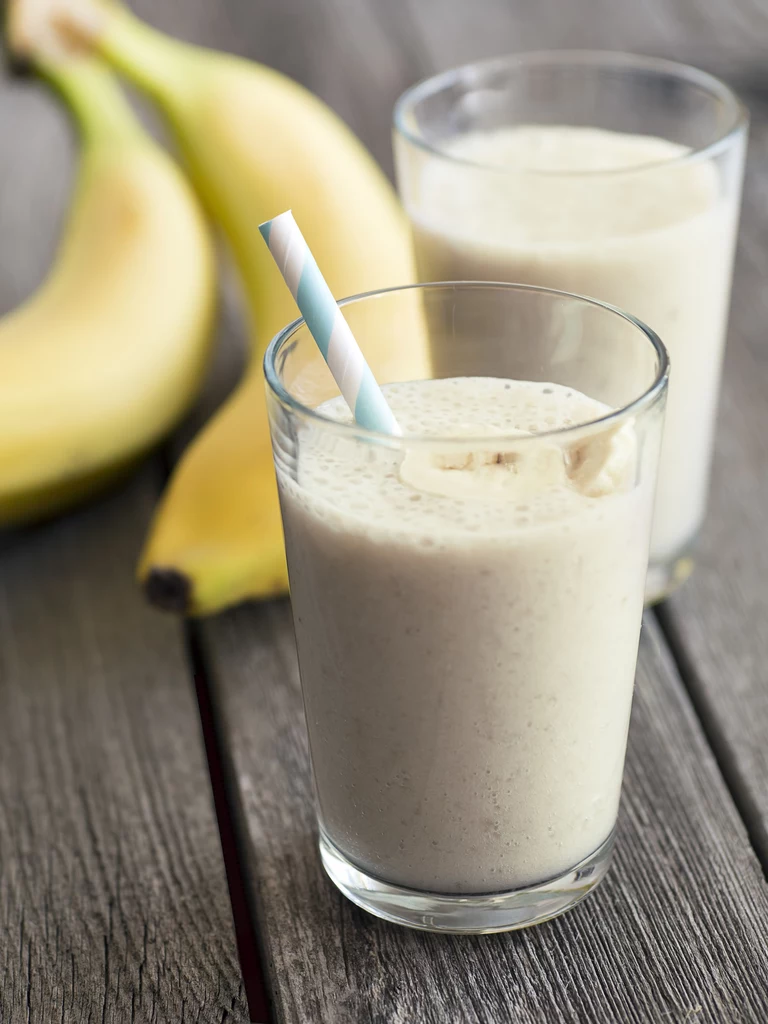 Do koktajlu bananowego można użyć dowolnego mleka, ale najbardziej będzie pasowało kokosowe