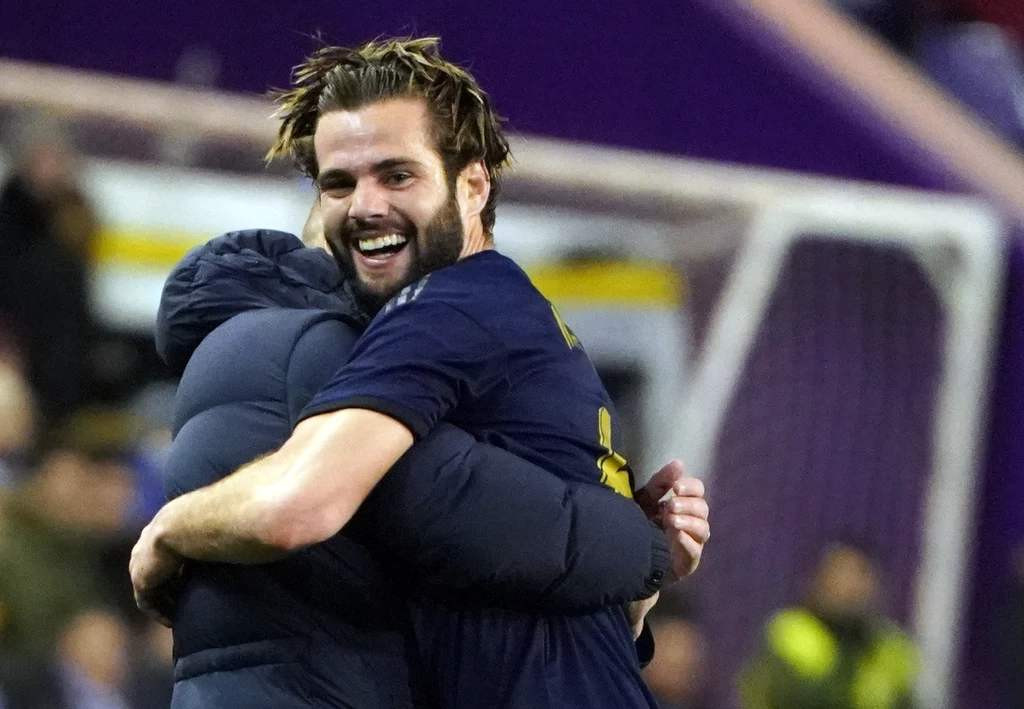 Zinedine Zidane i Nacho celebrują bramkę w starciu z Realem Valladolid Zinedine Zidane i Nacho celebrują bramkę w starciu z Realem Valladolid