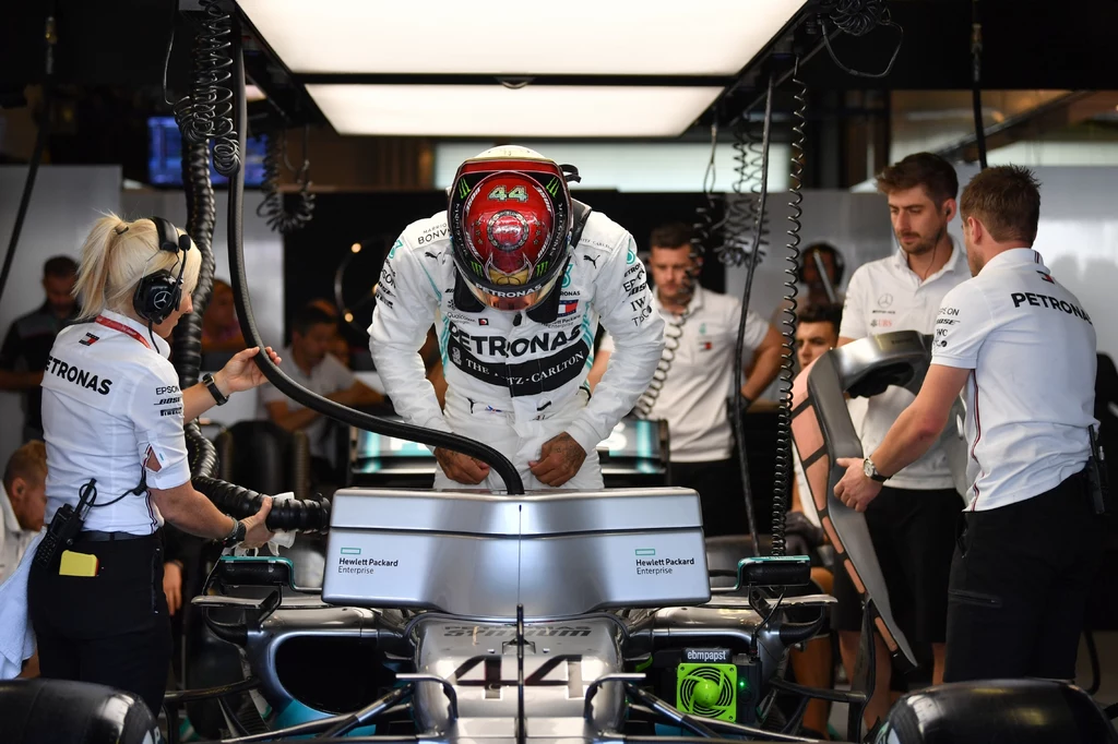 Lewis Hamilton zajmuje miejsce za kierownicą swojego bolidu w garażu Mercedesa Lewis Hamilton zajmuje miejsce za kierownicą swojego bolidu w garażu Mercedesa