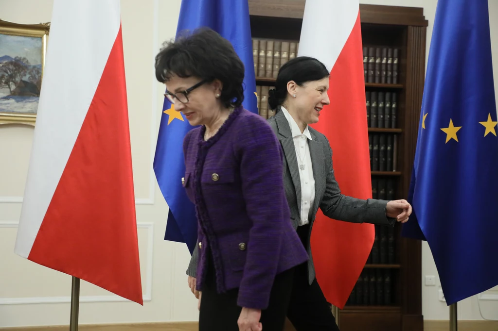 "Moim celem jest lepsze zrozumienie stanowiska moich rozmówców oraz wyjaśnienie im stanowiska Komisji. Zależy mi także na ustanowieniu metody współpracy, która może doprowadzić do przywrócenia zaufania koniecznego dla konstruktywnych relacji. Liczę na równie konstruktywną postawę moich polskich partnerów" – podkreśliła Jourova. "Moim celem jest lepsze zrozumienie stanowiska moich rozmówców oraz wyjaśnienie im stanowiska Komisji. Zależy mi także na ustanowieniu metody współpracy, która może doprowadzić do przywrócenia zaufania koniecznego dla konstruktywnych relacji. Liczę na równie konstruktywną postawę moich polskich partnerów" – podkreśliła Jourova.