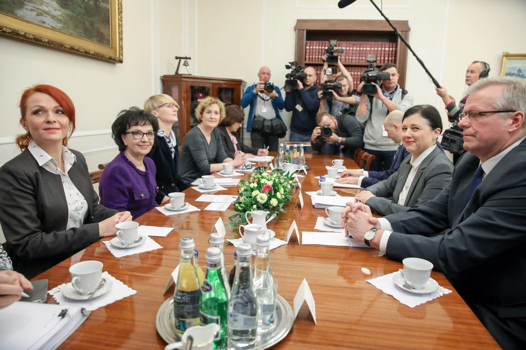 Komisarz Jourova zaplanowała intensywny dzień w Warszawie. W jej kalendarzu znalazły się spotkania z: marszałek Sejmu, marszałkiem Senatu, rzecznikiem praw obywatelskich, I prezes SN czy prezes TK Komisarz Jourova zaplanowała intensywny dzień w Warszawie. W jej kalendarzu znalazły się spotkania z: marszałek Sejmu, marszałkiem Senatu, rzecznikiem praw obywatelskich, I prezes SN czy prezes TK