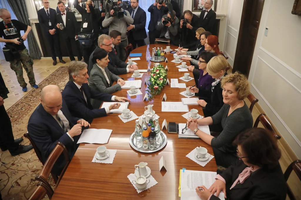 "To moja pierwsza wizyta w nowej kadencji Komisji. Moim głównym celem jest spotkanie i omówienie z naszymi partnerami kwestii praworządności, ale także innych aspektów mojej pracy, takich jak m.in. dezinformacja czy ingerencja zewnętrzna. Dialog osobisty cenię ponad wszystko. Polska jest dumnym członkiem UE i naszym partnerem. UE jest wspólnotą prawa, a Komisja jest strażnikiem Traktatu" UE – napisała wiceszefowa KE. "To moja pierwsza wizyta w nowej kadencji Komisji. Moim głównym celem jest spotkanie i omówienie z naszymi partnerami kwestii praworządności, ale także innych aspektów mojej pracy, takich jak m.in. dezinformacja czy ingerencja zewnętrzna. Dialog osobisty cenię ponad wszystko. Polska jest dumnym członkiem UE i naszym partnerem. UE jest wspólnotą prawa, a Komisja jest strażnikiem Traktatu" UE – napisała wiceszefowa KE.