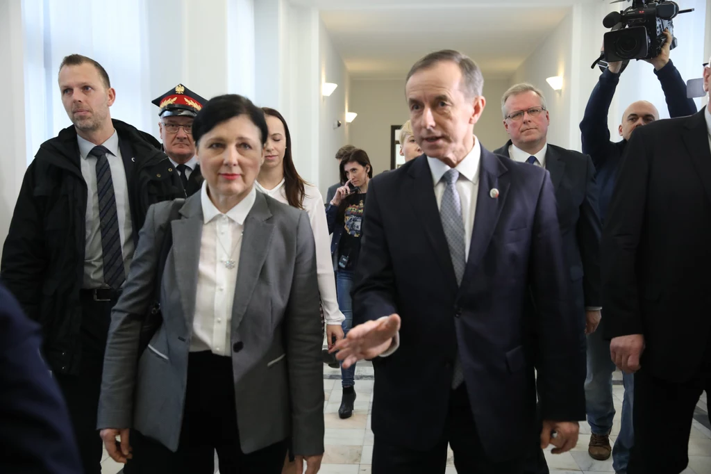 Na briefingu po spotkaniu Grodzki powiedział dziennikarzom, że "jest coraz więcej sygnałów, że środki unijne będą przekazywane krajom członkowskim pod warunkiem przestrzegania praworządności". Na briefingu po spotkaniu Grodzki powiedział dziennikarzom, że "jest coraz więcej sygnałów, że środki unijne będą przekazywane krajom członkowskim pod warunkiem przestrzegania praworządności".