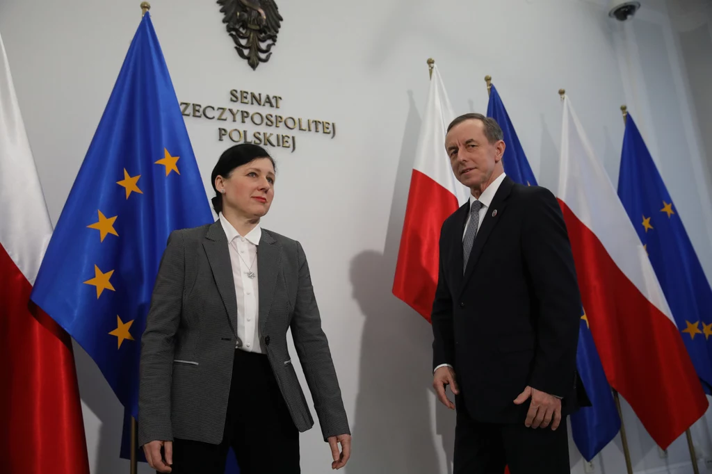 "Pani komisarz mówiła, że zostanie powołane międzynarodowe ciało, po jednym przedstawicielu z każdego kraju, które będzie musiało dokonać przeglądu przestrzegania praworządności we wszystkich krajach członkowskich, i to ciało będzie na końcu musiało przygotować dokument, które będzie stanowił podstawę do dalszych decyzji budżetowych" - mówił Grodzki. "Pani komisarz mówiła, że zostanie powołane międzynarodowe ciało, po jednym przedstawicielu z każdego kraju, które będzie musiało dokonać przeglądu przestrzegania praworządności we wszystkich krajach członkowskich, i to ciało będzie na końcu musiało przygotować dokument, które będzie stanowił podstawę do dalszych decyzji budżetowych" - mówił Grodzki.