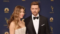 Justin Timberlake i Jessica Biel od lat tworzą jedną z najgorętszych par Hollywood. Wydawało się, że pasują do siebie idealnie. Poznali się na gali "Złotych Globów" w 2007 roku i od razu między nimi zaiskrzyło. 

Jednak popularny wokalista nie zdobył serca swojej wybranki od razu. Atrakcyjna aktorka nie przyjęła jego pierwszych oświadczyn. Dowiedziała się bowiem o jego licznych romansach. 

Łączące ich uczucie okazało się jednak silniejsze niż dawne uprzedzenia, bo Justin Timberlake i Jessica Biel wkrótce wrócili do siebie, a w 2012 roku wzięli ślub.
