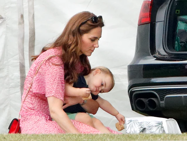 Najmłodsze dziecko księżnej Kate jest piąte w kolejce do brytyjskiego tronu. Pierwszeństwo mają książę Karol i ojciec William oraz starsze rodzeństwo: Georg i Charlotte.