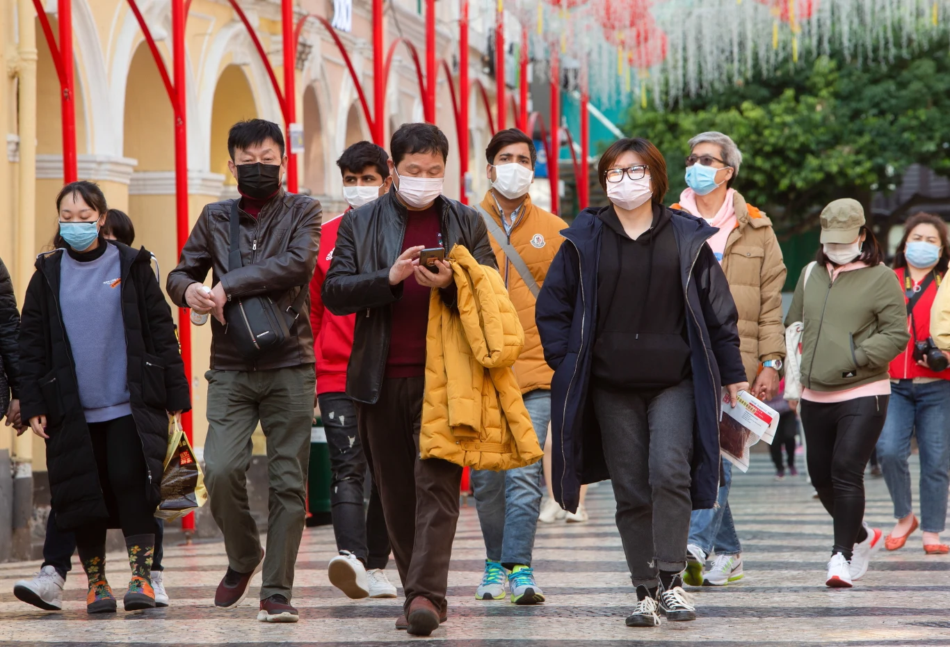 Nowy koronawirus (2019-nCoV) prawdopodobnie pojawił się pod koniec 2019 r. na targu owoców morza w Wuhanie w Chinach. 