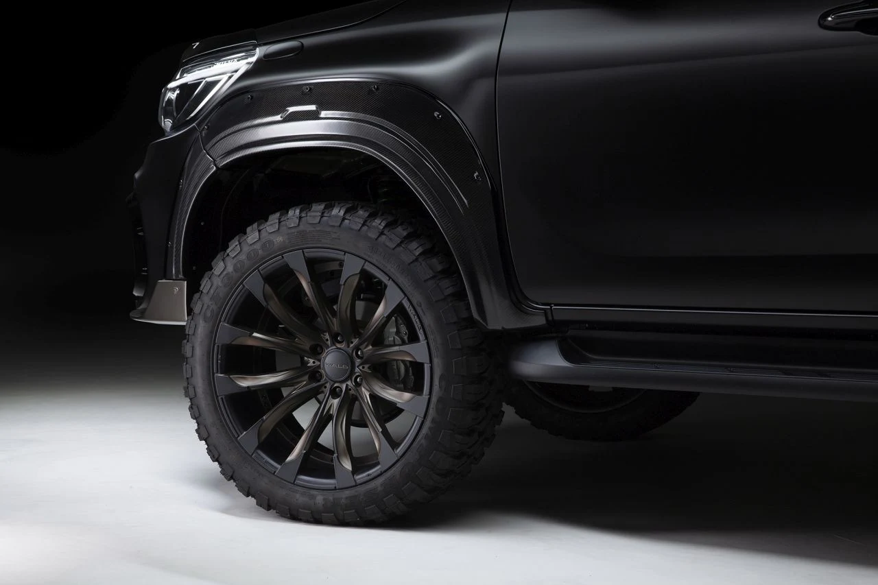 Toyota Hilux Black Bison
