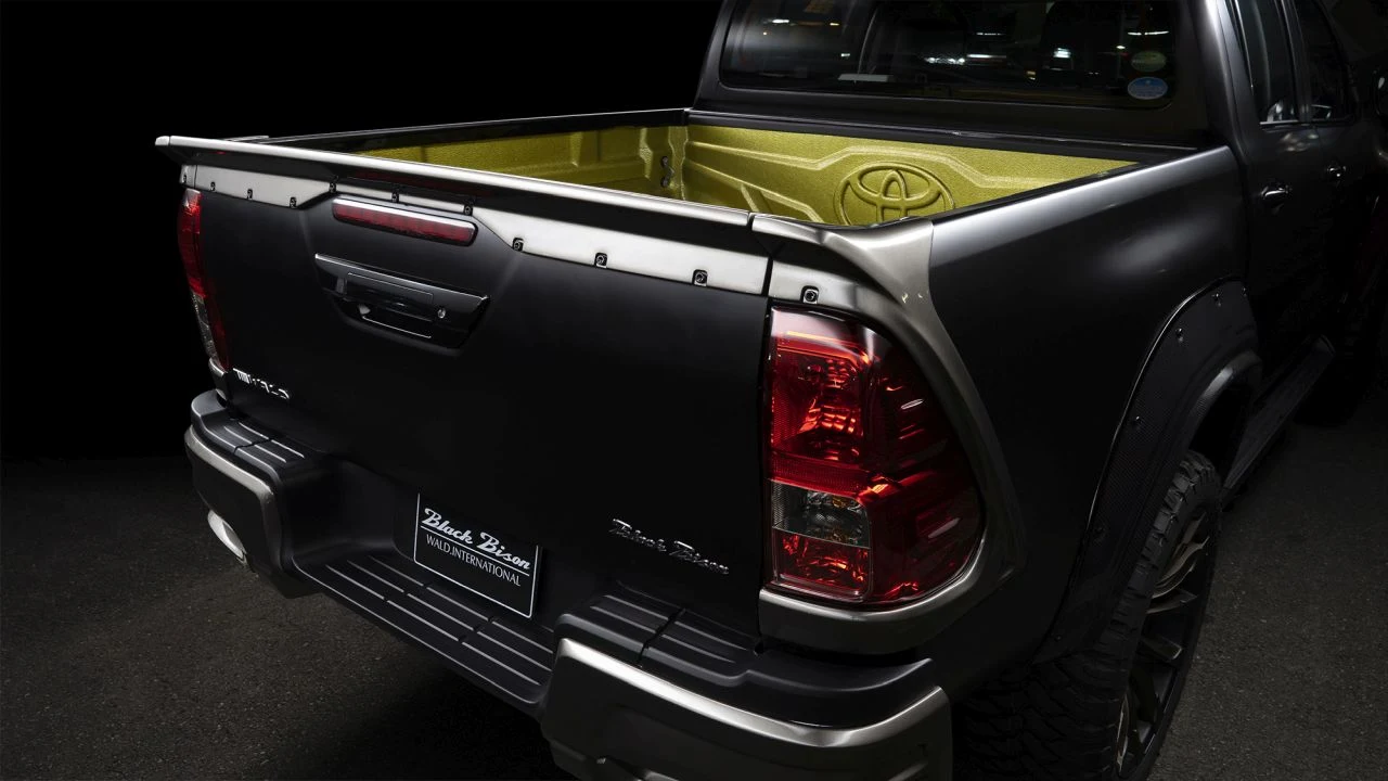 Toyota Hilux Black Bison