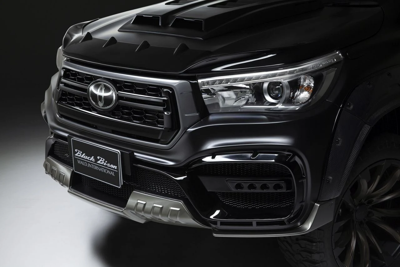 Toyota Hilux Black Bison