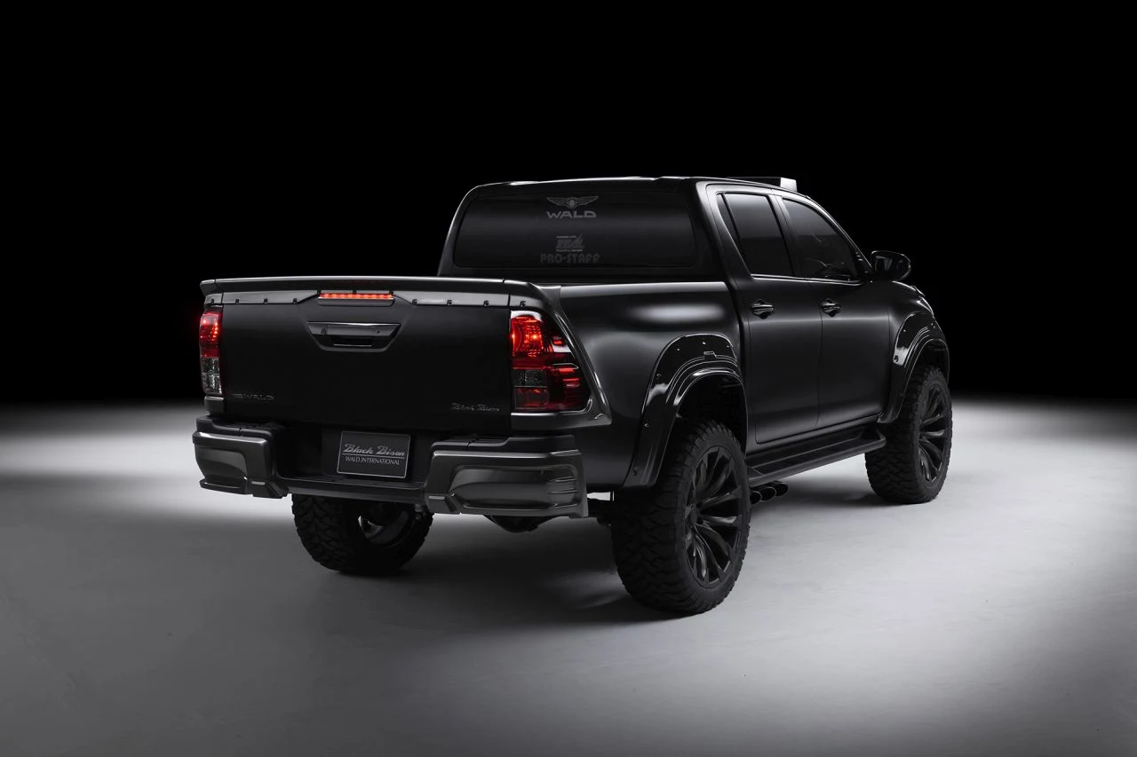 Toyota Hilux Black Bison