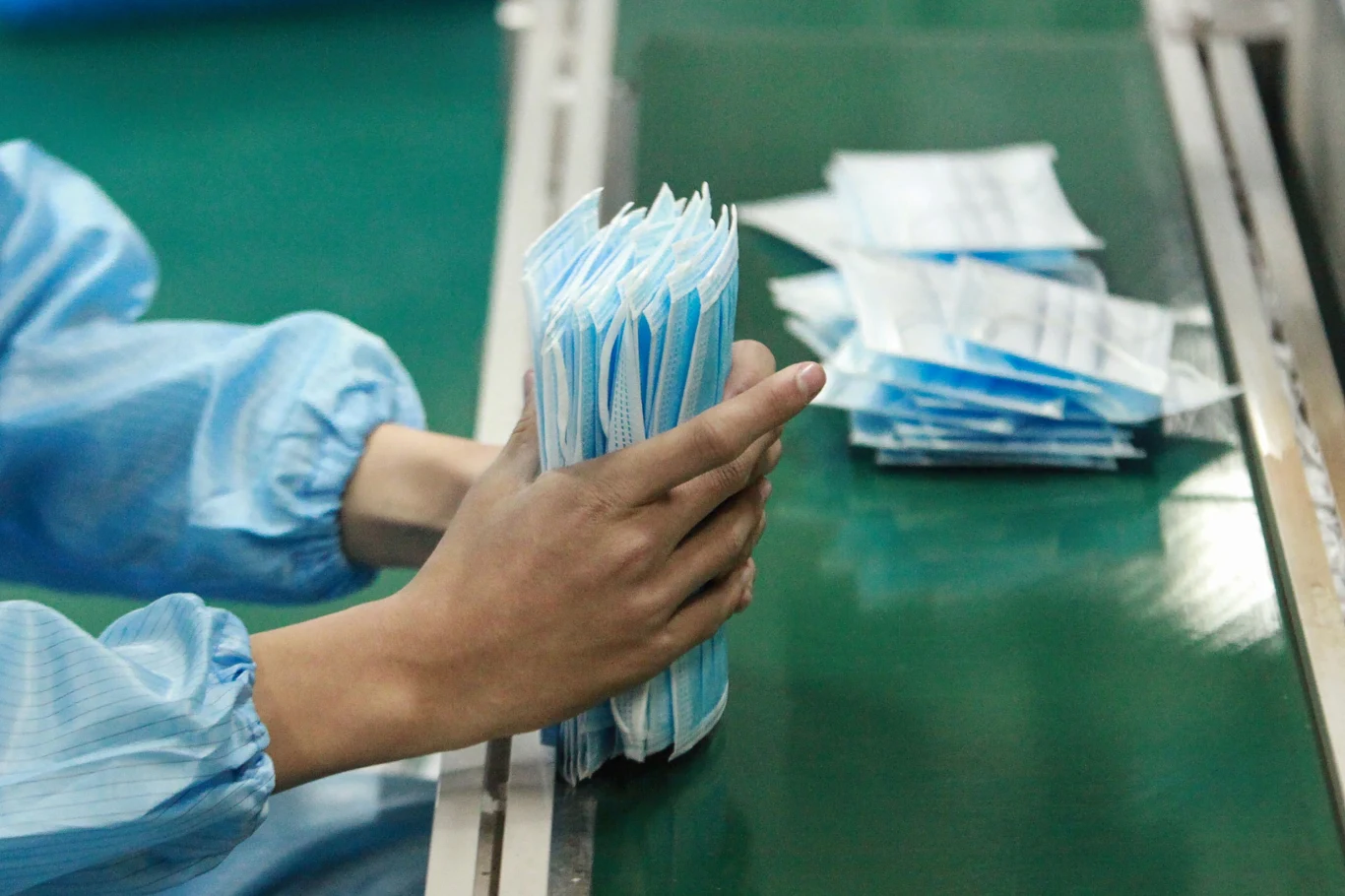 W związku z epidemią koronawirusa, rośnie popyt na maseczki i rękawice medyczne W związku z epidemią koronawirusa, rośnie popyt na maseczki i rękawice medyczne