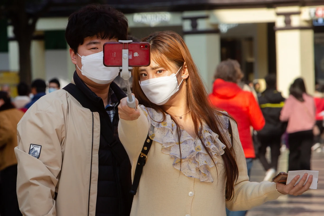 Z dotychczasowych obserwacji, jak podkreślają eksperci, wynika, że średnio co czwarty przypadek zakażenia koronawirusem jest poważny, tzn. nie można go porównać jedynie do zwykłego przeziębienia. 