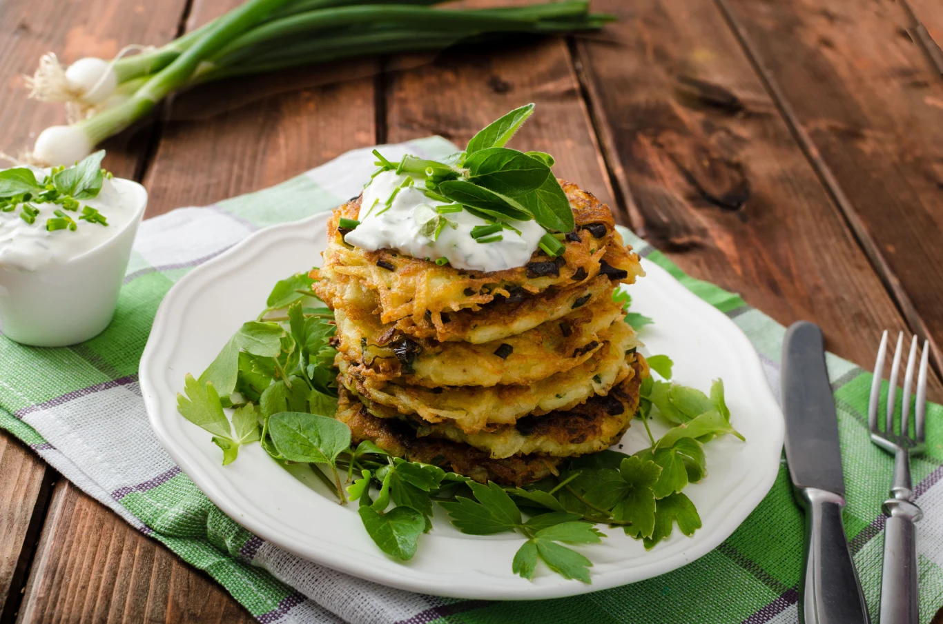 Placki z twarogiem i szpinakiem idealnie smakują z sosem