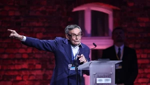 Były więzień obozu Marian Turski podczas uroczystości przed Bramą Śmierci byłego obozu Auschwitz II-Birkenau w Oświęcimiu