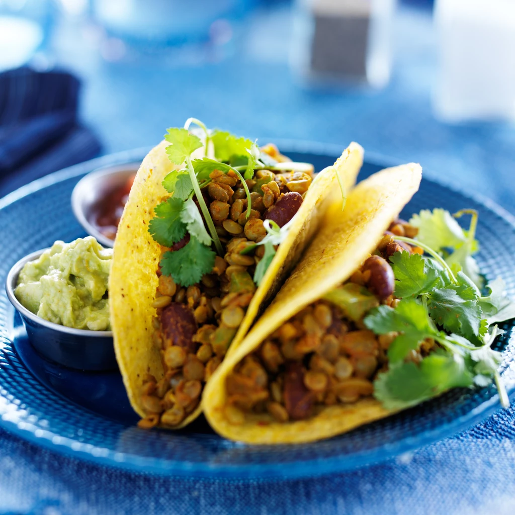 Do tacos podaj sosy: salsę z pomidorów posiekanych z chili oraz guacamole (awokado roztarte z solą i sokiem z limonki). 