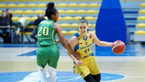 Zawodniczka Arki Gdynia Barbora Balintova (z piłką) i Briann Jolie January z Sopron Basket