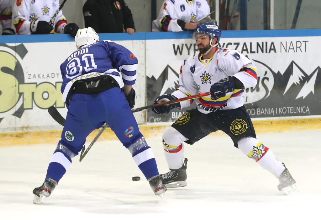 Zawodnik Podhala Nowy Targ Dylan Willick ( z prawej) i Radek Meidl z Re-Plastu Unii Oświęcim