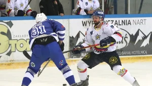 Zawodnik Podhala Nowy Targ Dylan Willick ( z prawej) i Radek Meidl z Re-Plastu Unii Oświęcim