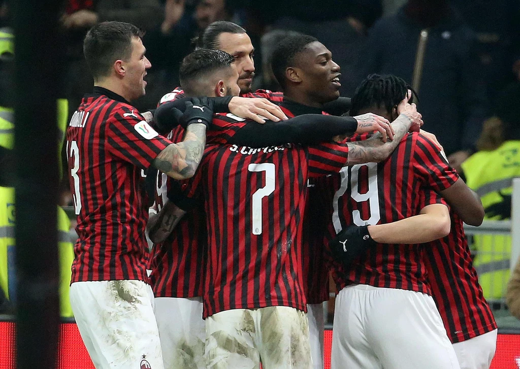 Piłkarze AC Milan cieszą się z awansu do półfinału Piłkarze AC Milan cieszą się z awansu do półfinału