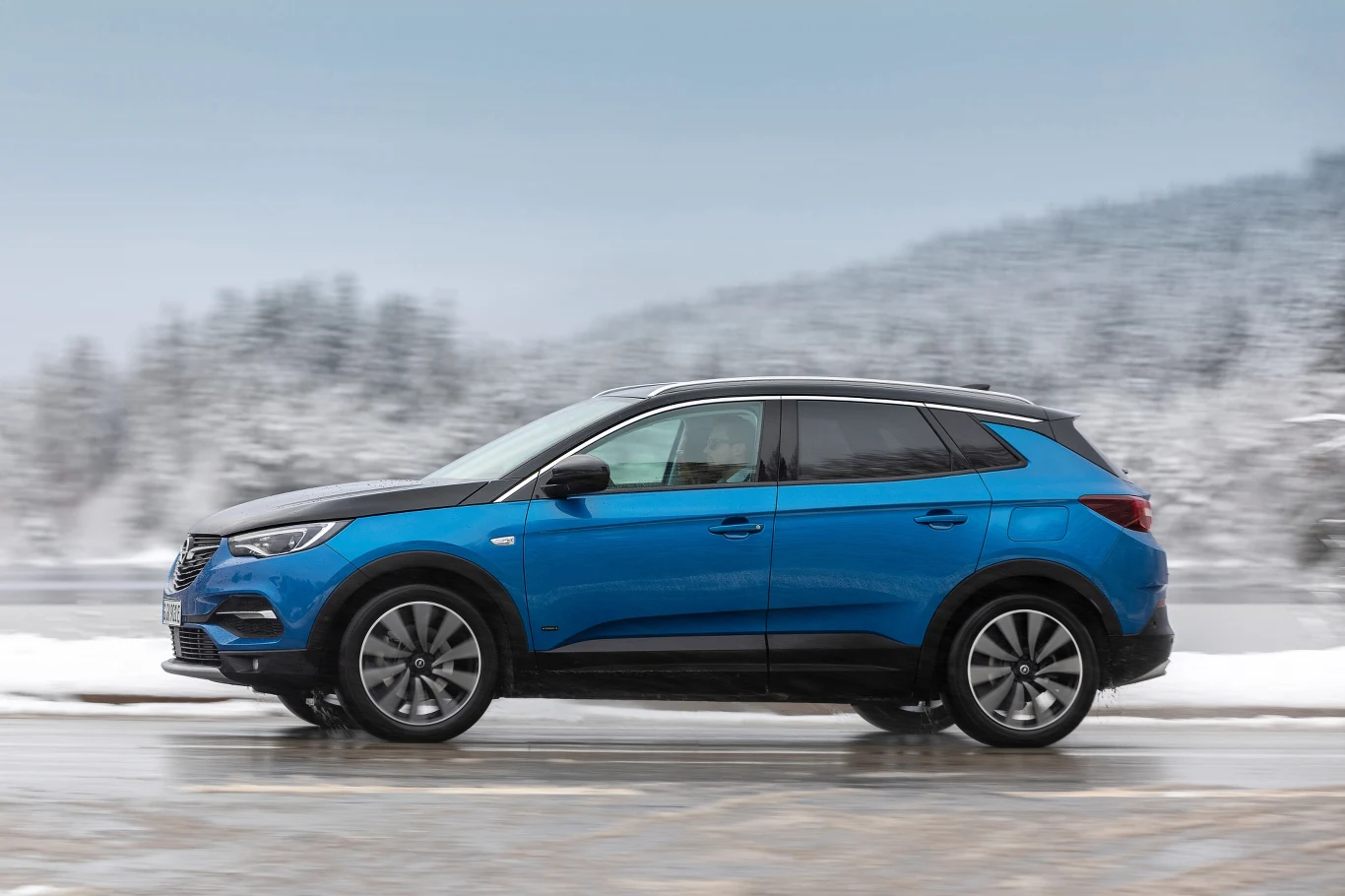 Zespół napędowy Grandlanda X Hybrid4 składa się z: czterocylindrowego turbodoładowanego silnika benzynowego 1.6 l z bezpośrednim wtryskiem paliwa (200 KM) oraz dwóch silników elektrycznych – po jednym na każdą z osi. Przedni generuje moc 110 KM; tyły - 113 KM. Energia magazynowana jest w akumulatorach litowo-jonowych o pojemności 13,2 kWh. Baterie trakcyjne zamontowano pod tylnymi siedzeniami. Potencjał wysokonapięciowego układu elektrycznego Grandland X Hybrid4 wykorzystano także do zasilania elektrycznej sprężarki klimatyzacji oraz elektrycznego ogrzewania. Zespół napędowy Grandlanda X Hybrid4 składa się z: czterocylindrowego turbodoładowanego silnika benzynowego 1.6 l z bezpośrednim wtryskiem paliwa (200 KM) oraz dwóch silników elektrycznych – po jednym na każdą z osi. Przedni generuje moc 110 KM; tyły - 113 KM. Energia magazynowana jest w akumulatorach litowo-jonowych o pojemności 13,2 kWh. Baterie trakcyjne zamontowano pod tylnymi siedzeniami. Potencjał wysokonapięciowego układu elektrycznego Grandland X Hybrid4 wykorzystano także do zasilania elektrycznej sprężarki klimatyzacji oraz elektrycznego ogrzewania.