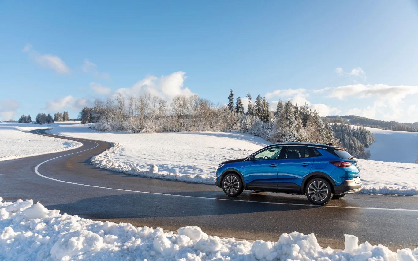 Grandland X Hybrid4 oferuje cztery tryby jazdy — w pełni elektryczny ”Electric”, hybrydowy ”Hybrid”, napęd na wszystkie koła ”AWD” i sportowy "Sport”. Funkcja "e-Save” pozwala zachować energię elektryczną zgromadzoną w akumulatorze wysokonapięciowym do późniejszego wykorzystania — na przykład w strefie, w której dopuszczony jest wyłącznie ruch pojazdów elektrycznych. Grandland X Hybrid4 oferuje cztery tryby jazdy — w pełni elektryczny ”Electric”, hybrydowy ”Hybrid”, napęd na wszystkie koła ”AWD” i sportowy "Sport”. Funkcja "e-Save” pozwala zachować energię elektryczną zgromadzoną w akumulatorze wysokonapięciowym do późniejszego wykorzystania — na przykład w strefie, w której dopuszczony jest wyłącznie ruch pojazdów elektrycznych.