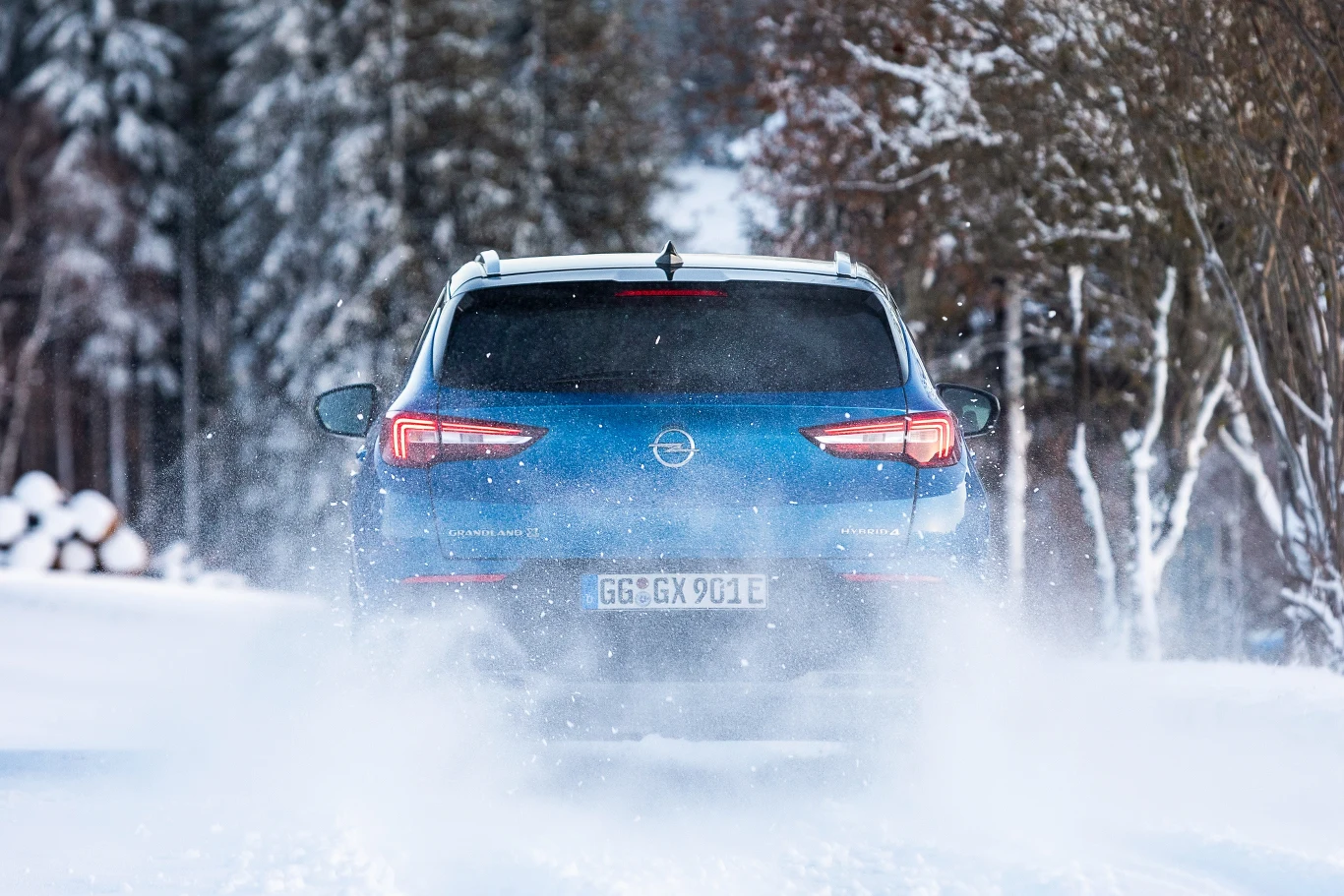 W trybie elektrycznym Grandland X Hybrid4 pokonać może dystans do 59 km. Opel podkreśla, że wg niemieckich badań 80 procent codziennie pokonywanych tras nie przekracza 50 kilometrów. Oznacza to, że użytkownicy Grandlanda X Hybrid4, korzystający ze swoich pojazdów w ten sposób, mogliby praktycznie przez cały czas omijać stacje benzynowe. W trybie elektrycznym Grandland X Hybrid4 pokonać może dystans do 59 km. Opel podkreśla, że wg niemieckich badań 80 procent codziennie pokonywanych tras nie przekracza 50 kilometrów. Oznacza to, że użytkownicy Grandlanda X Hybrid4, korzystający ze swoich pojazdów w ten sposób, mogliby praktycznie przez cały czas omijać stacje benzynowe.